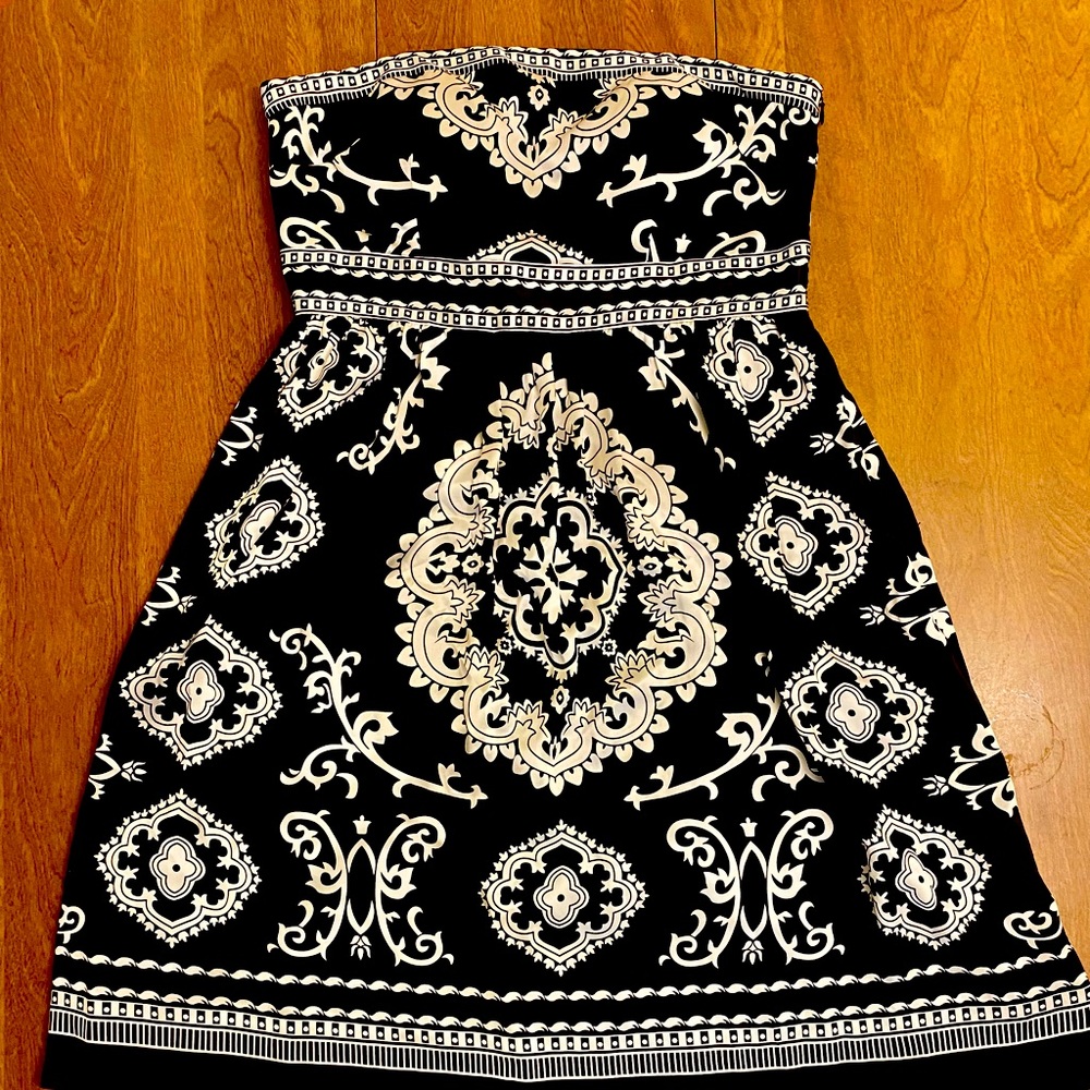 🔥🔥 White House Black Market silk strapless black and white dress.
